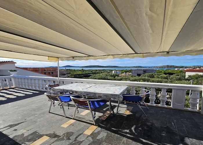 In Tribunj Near Scenic Beaches Appartement *